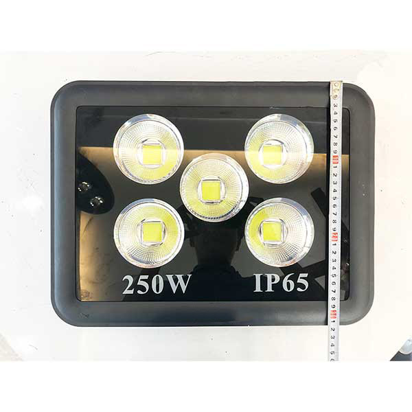 den-pha-led-ngoai-troi-250w-tron-hkled-b