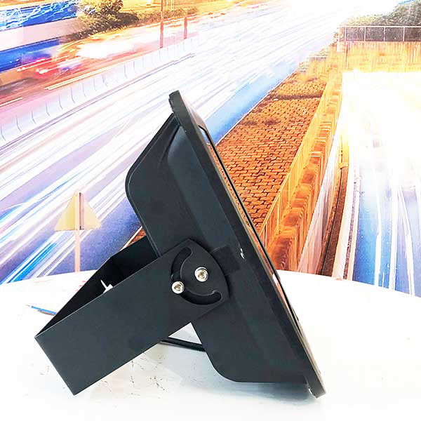 den-pha-led-ngoai-troi-250w-tron-hkled-e