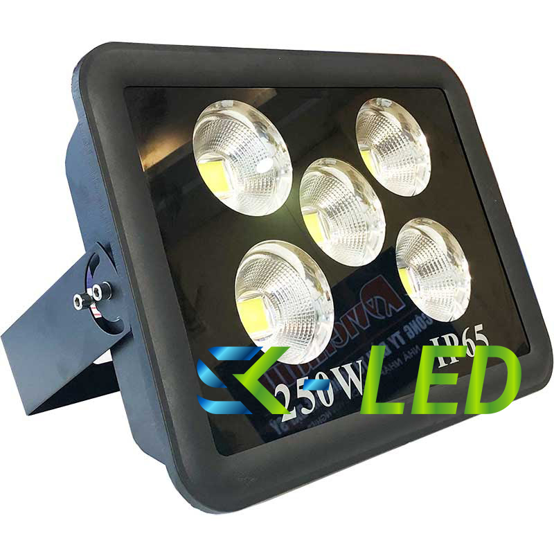den-pha-led-ngoai-troi-250w-tron-hkled