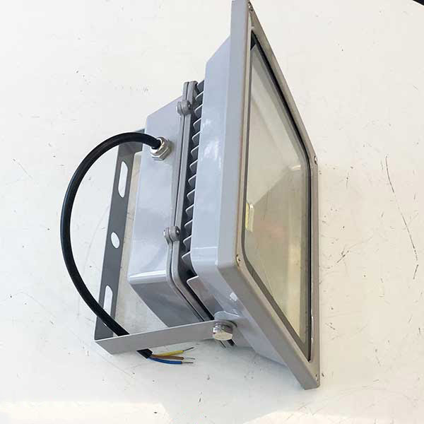 den-pha-led-ngoai-troi-30w-pha-roi-xam-hkled-c