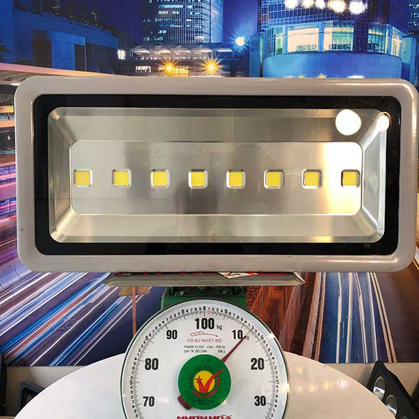 den-pha-led-ngoai-troi-400w-pha-roi-xam-hkled-e