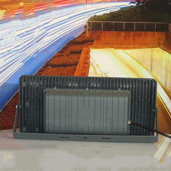 den-led-chong-chay-no-150w-d-1