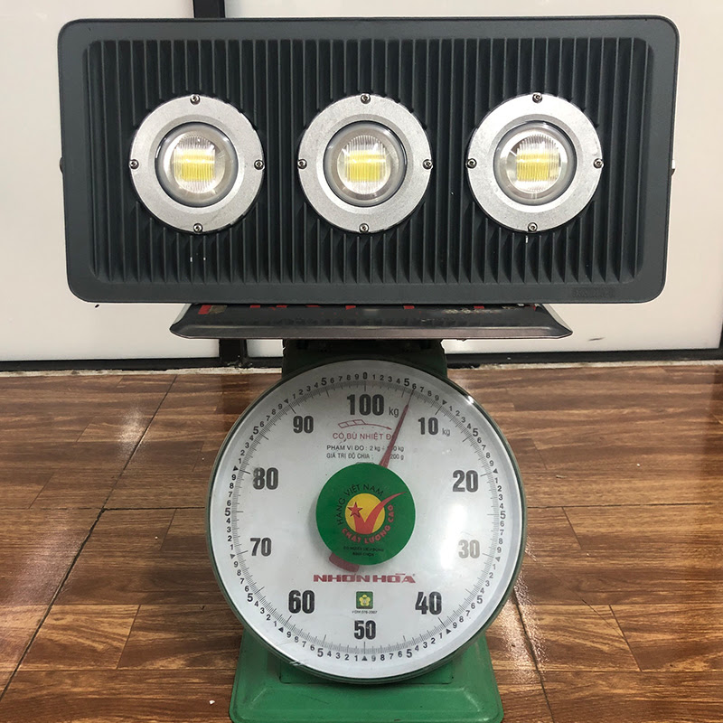 den-led-chong-chay-no-150w-d-2